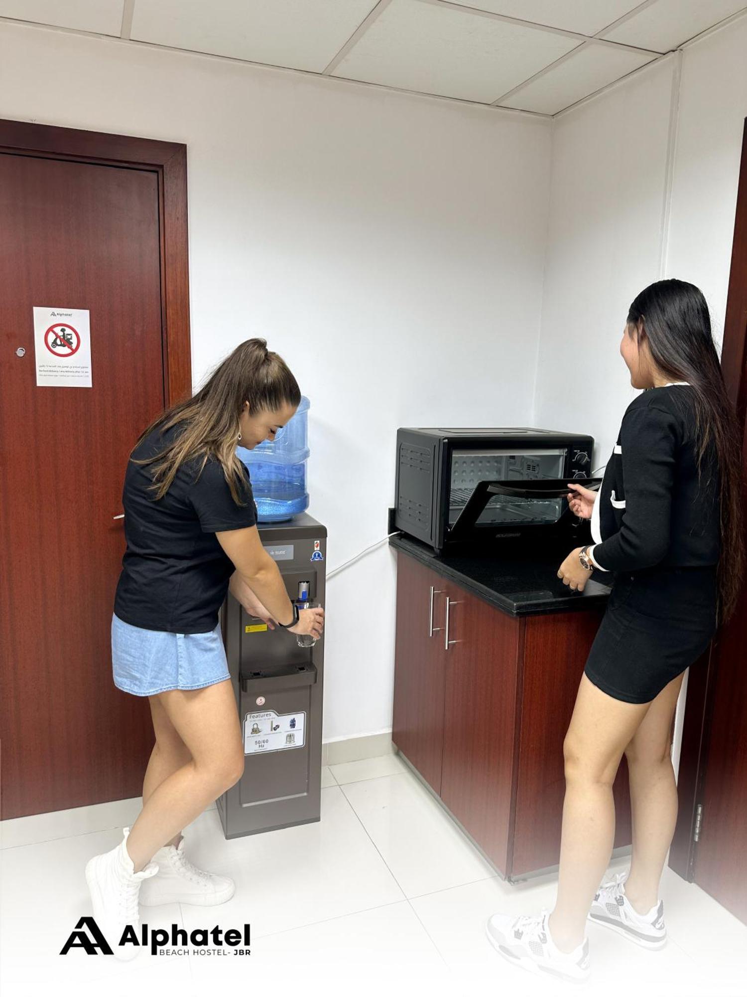 Alphatel Beach Hostel Jbr ドバイ エクステリア 写真